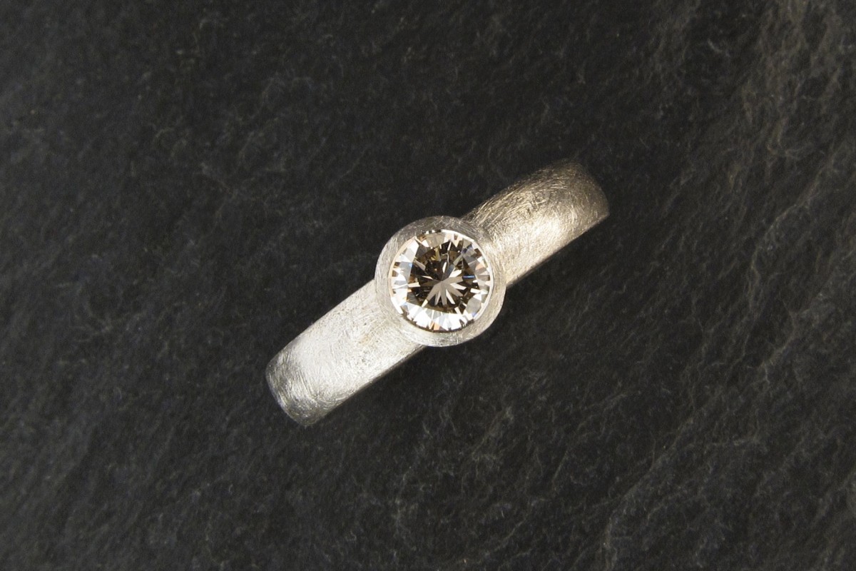 Weissgoldring mit Brillant angefertigt in Basel, Schweiz