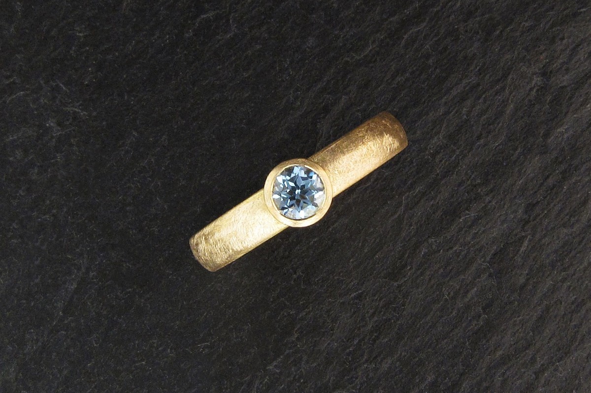 Ring aus Gelbgold mit Aquamarin aus der Goldschmiede in Basel