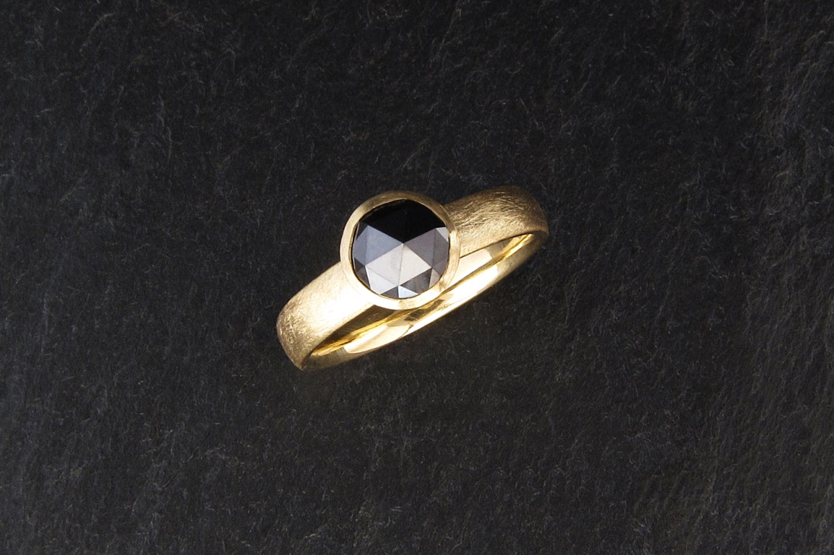 Goldring mit schwarzer Diamanrtose hergestellt von Christin Weber