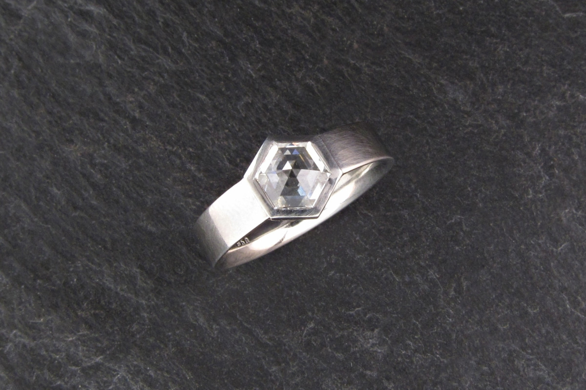 Platinring mit Hexagonal-Step-Cut Diamant