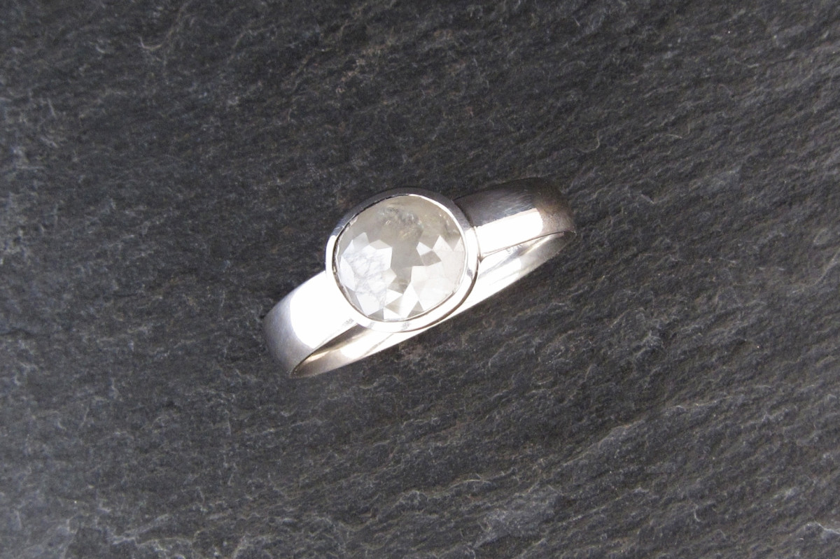 Platinring mir Diamantrose aus der Goldschmiede am Spalenberg in Basel