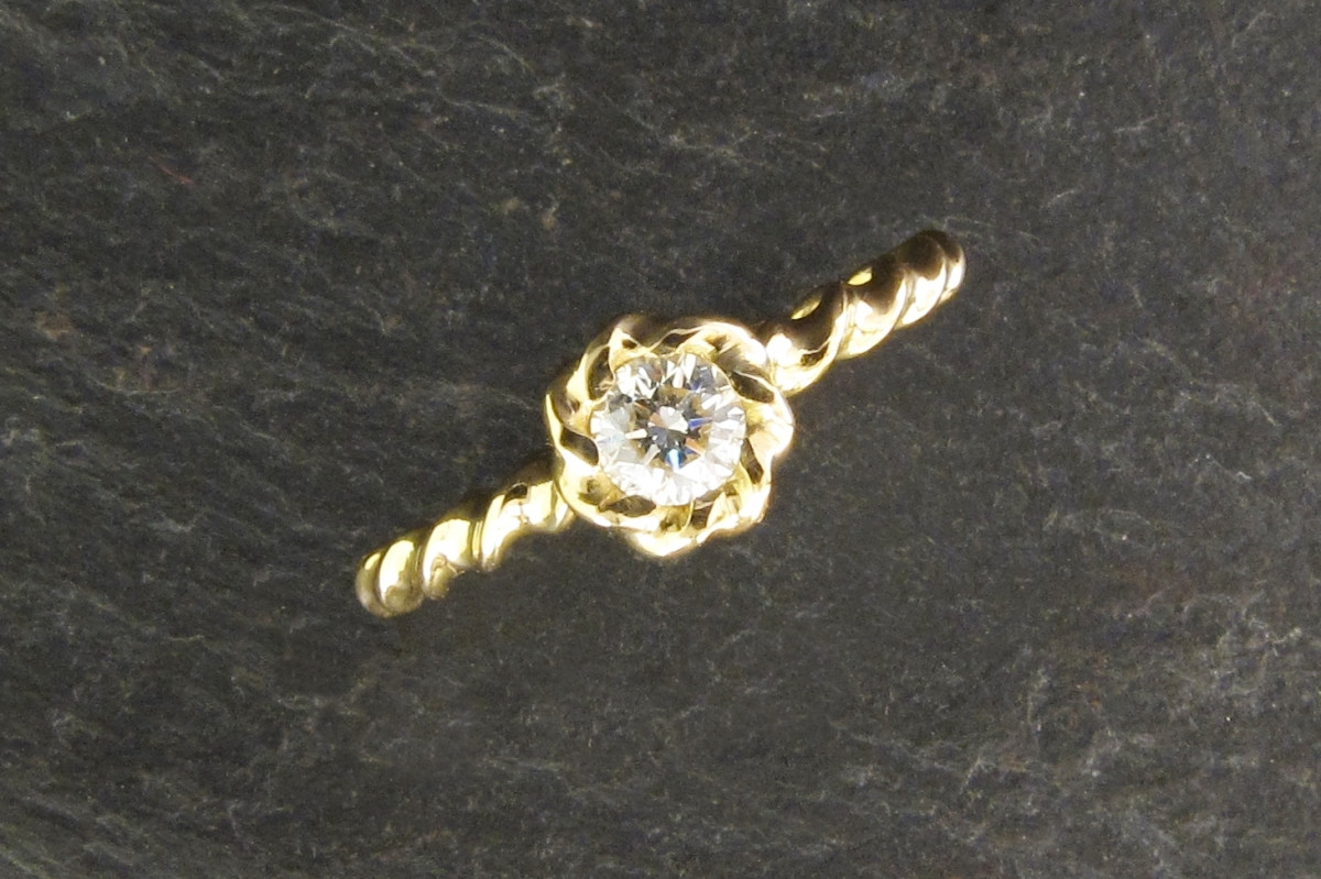 Solitaire aus Gelbgold mit Brillant von Christin Weber, Goldschmiedeatelier Spalenberg