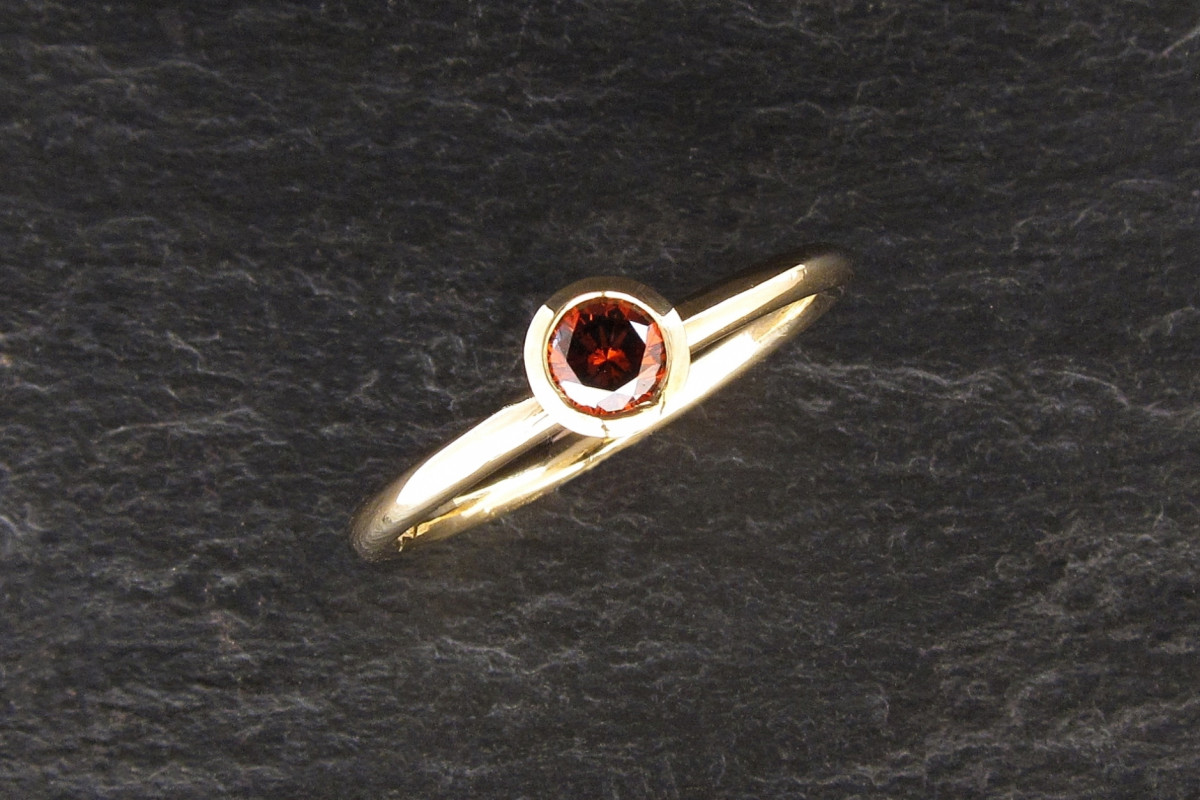 Gelbgoldring mit rotem Brillanten von der Goldscmiede am Spalenberg in Basel