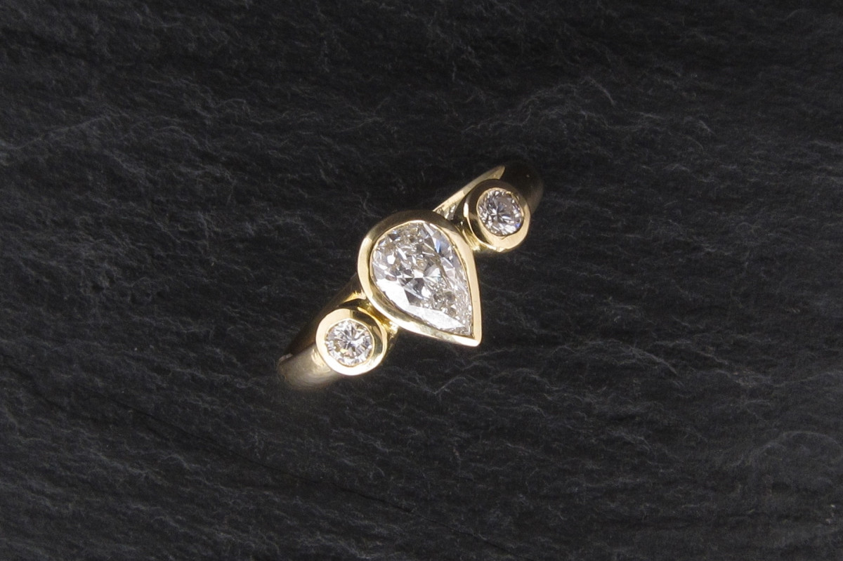 Diamantring aus Gelbgold mit einem Diamanttropfen hergestell in der Goldschmiede Besel