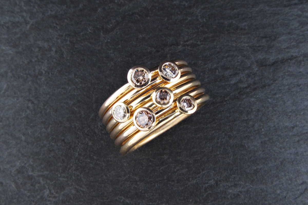 Feine Goldringe mit Brillanten aus dem Goldschmiedeatelier am Spalenberg 49 in Basel