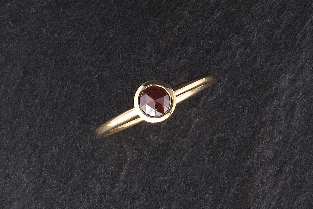 Solitaire aus Gelbgoldring mit Diamantrose von Christin Weber aus Basel