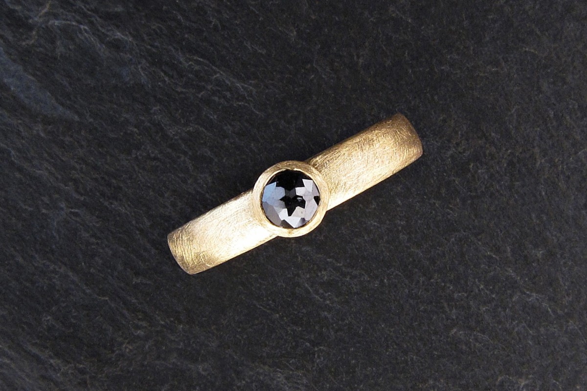 Gelbgoldring mit schwarzer Diamantrose aus Basel, Schweiz